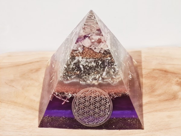 Orgonite pyramide rose et violette fleur de vie